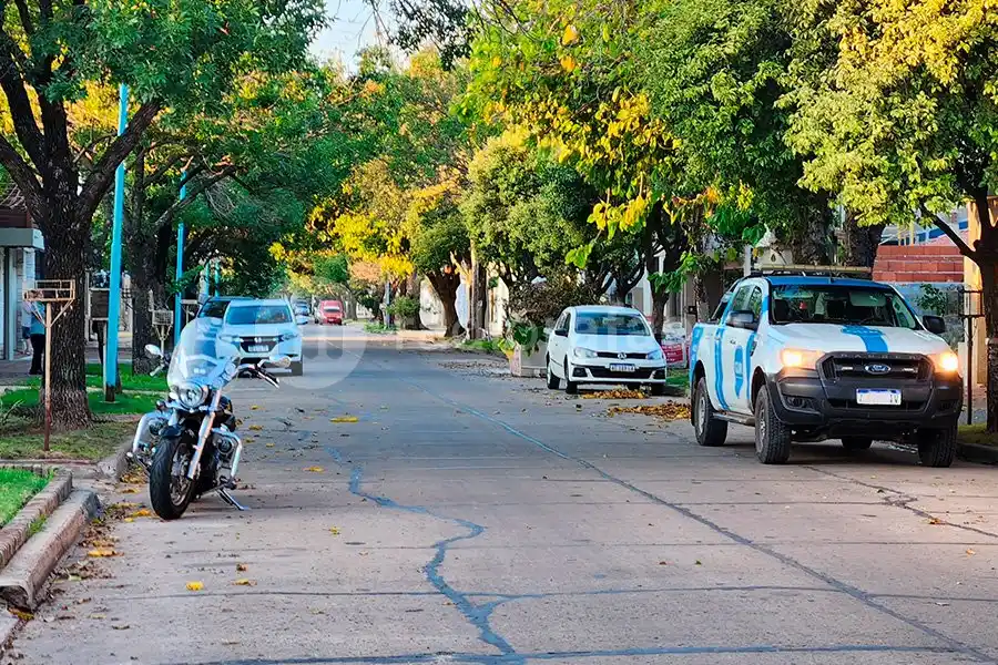 En un minuto: movió la bicicleta para poder sacar la camioneta del garaje y se la llevaron dos delincuentes