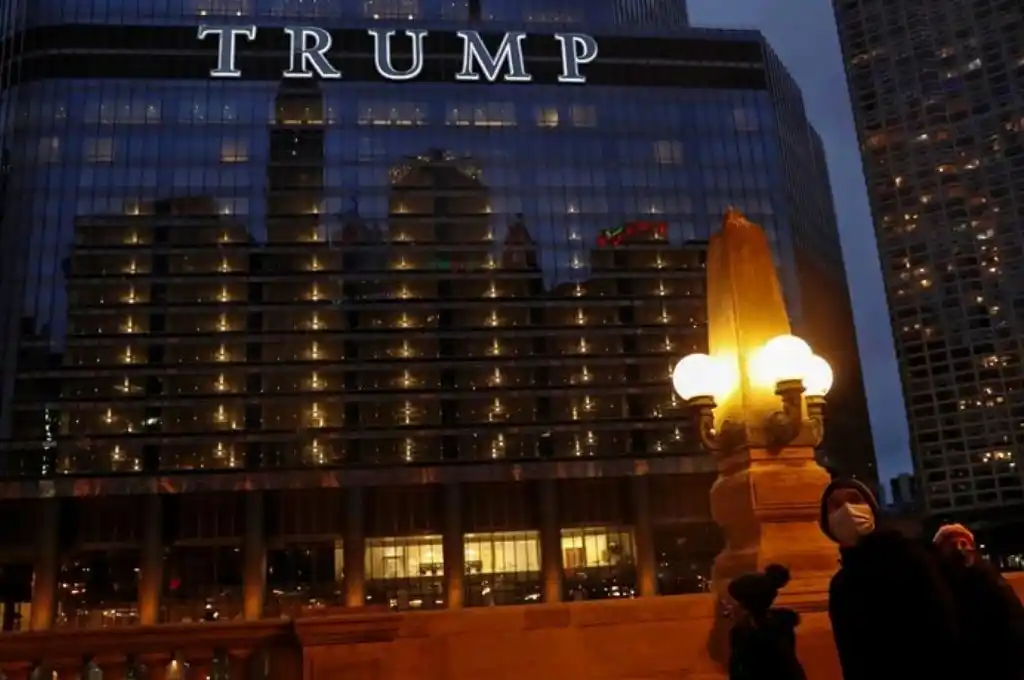 Vacunaron por error a 72 empleados de la Torre Trump de Chicago