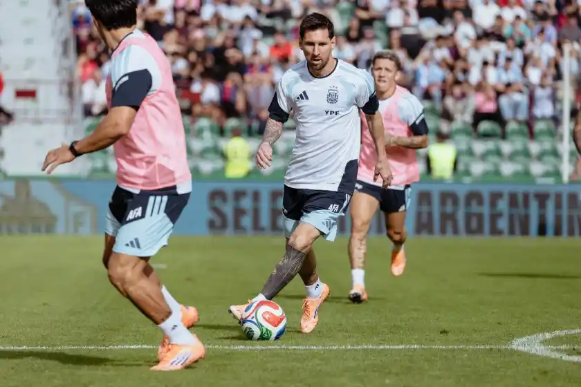 La Selección Argentina protagonizó un entrenamiento abierto en España antes de viajar a África