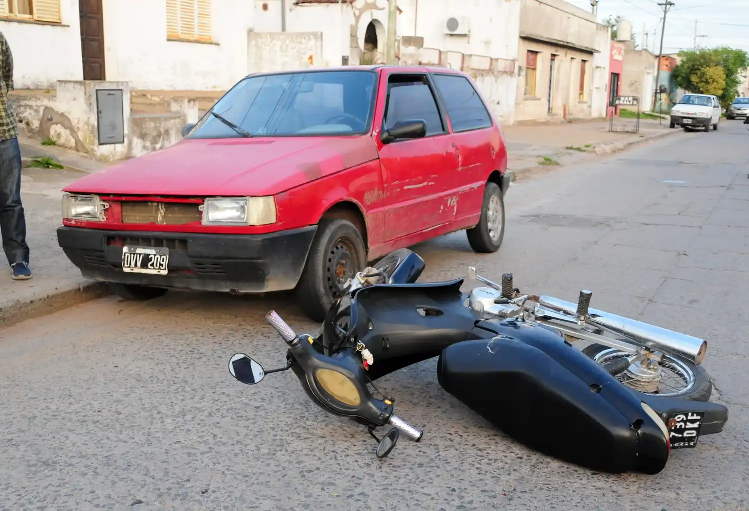 Abrió la puerta del auto y provocó la caída de una mujer que venía circulando en moto