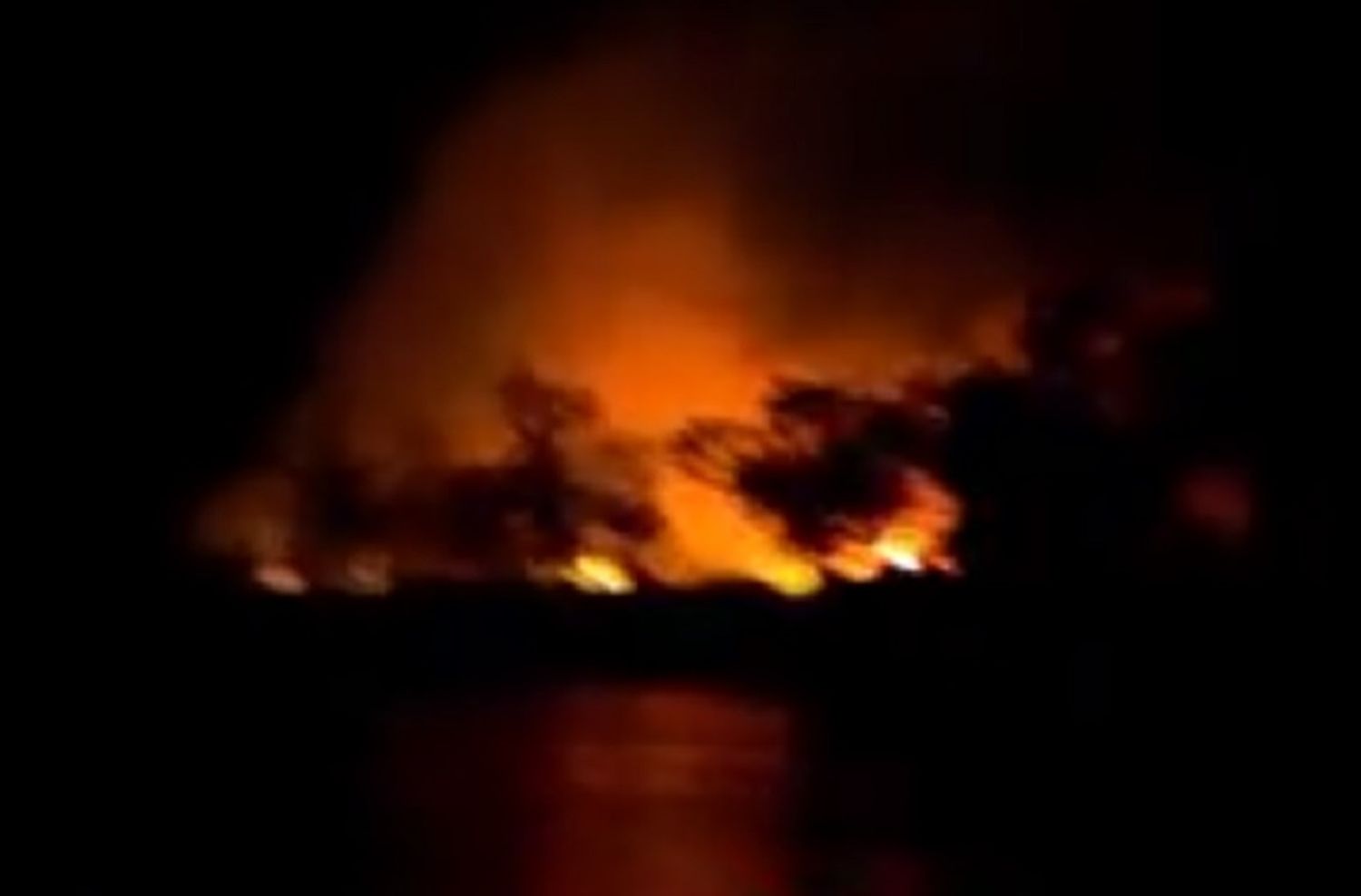 Impactantes imágenes: el fuego arrasó con las casas de los isleños del cordón industrial