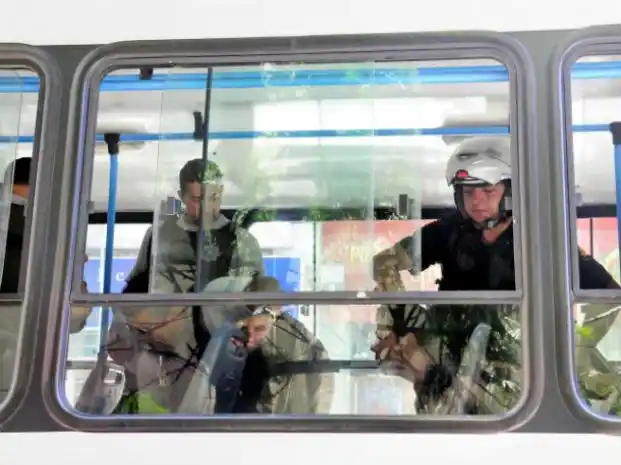 Robaron una agencia de loterías y los apresaron cuando huían en colectivo