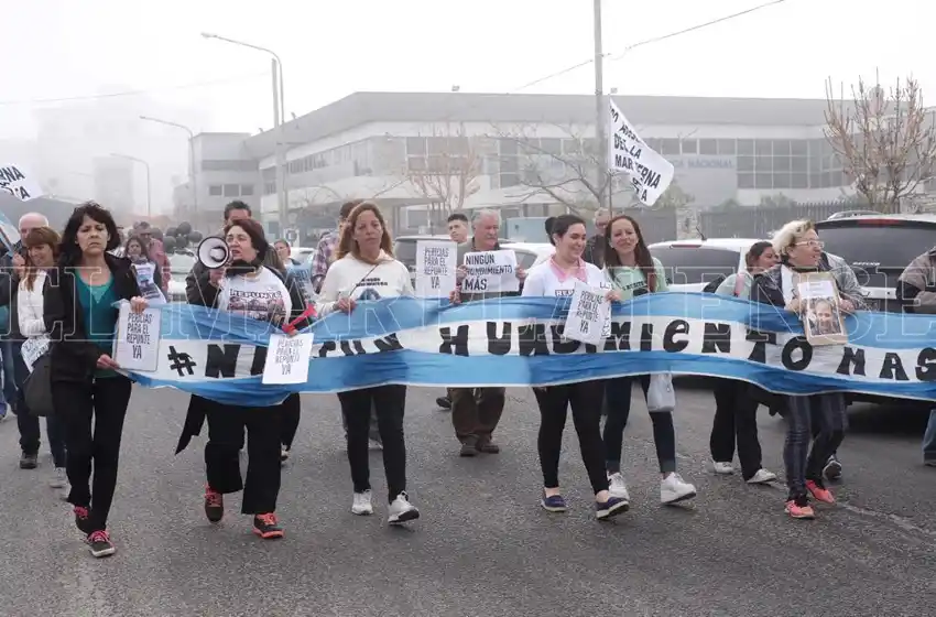 Familiares de El Repunte repudiaron la exclusión del documental Barcos de Papel del Festival de Cine