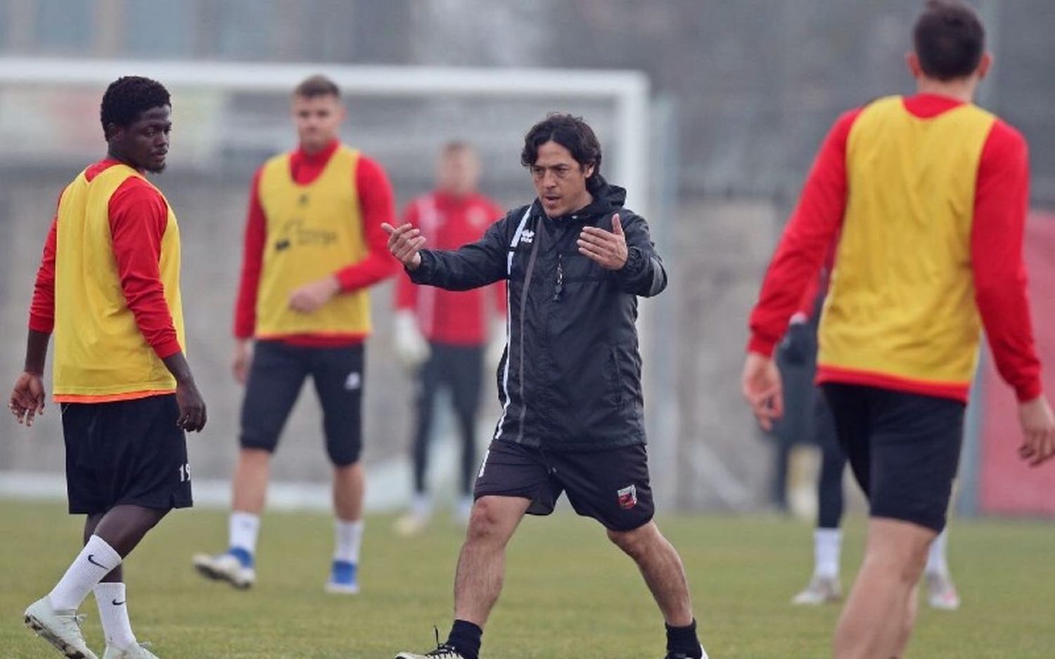 El equipo de Camoranesi se lució con cuatro goles
