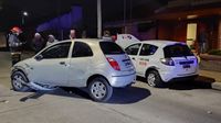 Así fue el choque de un auto contra dos vehículos estacionados