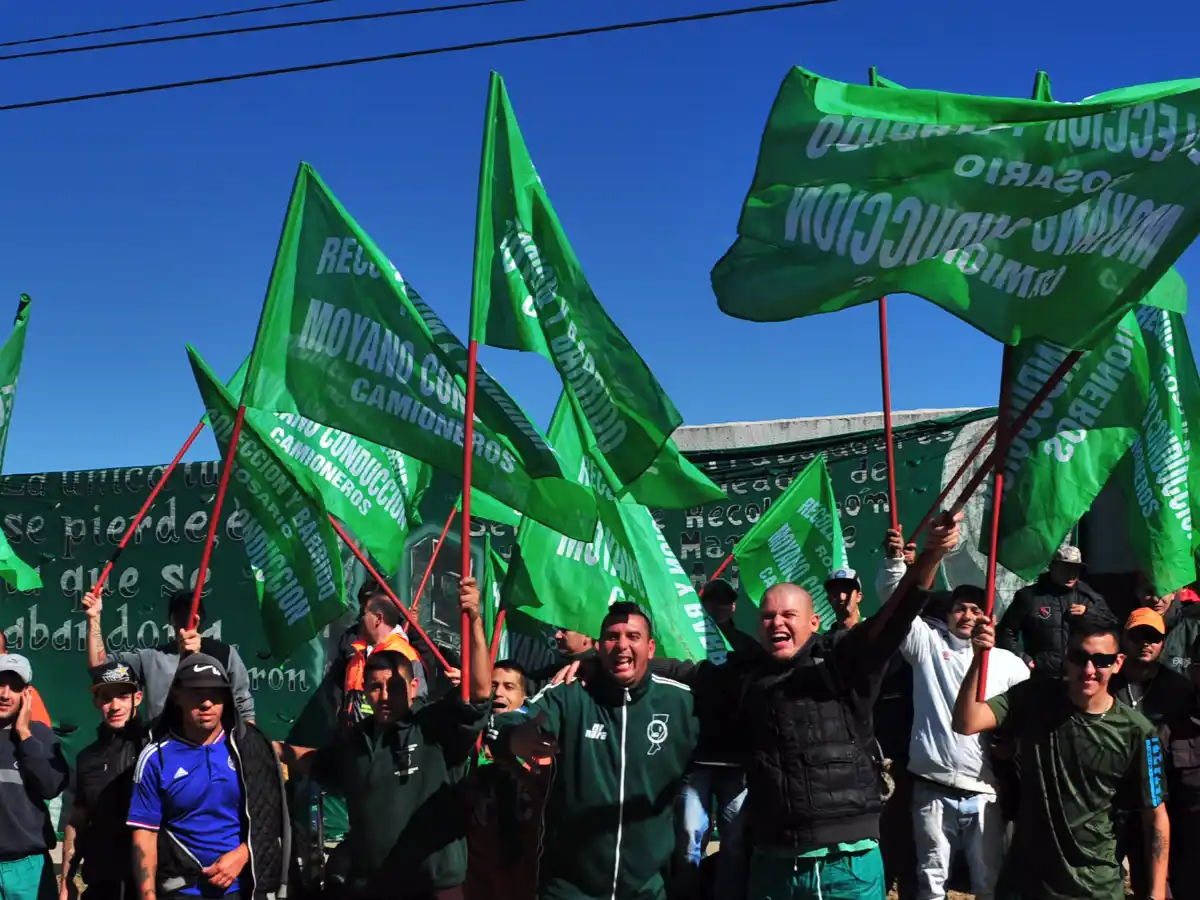 Camioneros se manifiestan frente Ashira