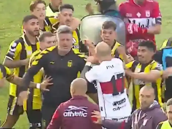 Escándalo:Madryn venció a Morón y avanzó a la final del Reducido en una noche con polémica y batalla campal