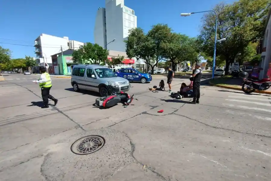 Accidente en Barrio Mosconi: dos mujeres fueron trasladadas al Hospital
