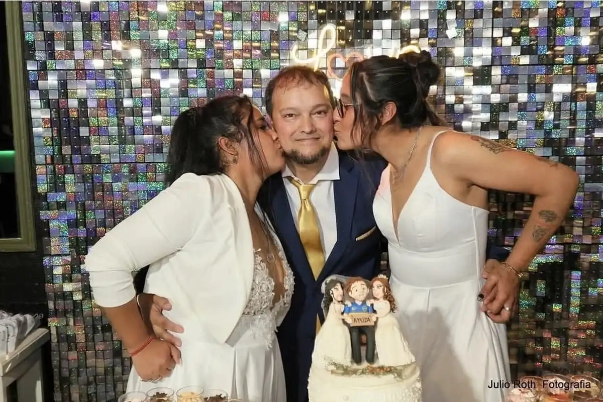 Llevan tres meses como pareja de tres, celebraron una boda y ahora se van de luna de miel