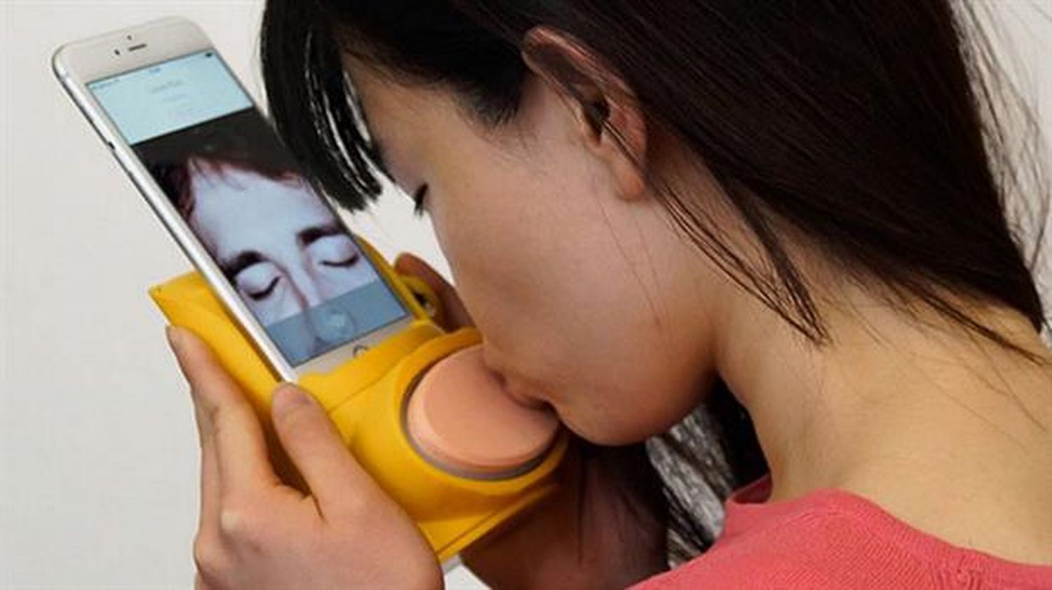 Kissenger, el videochat que permite transmitir besos reales a distancia