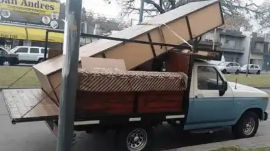 Delincuentes contrataron un flete, simularon una mudanza para desvalijar una casa y se llevaron una sorpresa cuando llegó el dueño