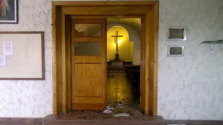 Destrozaron e incendiaron una iglesia en Olavarría