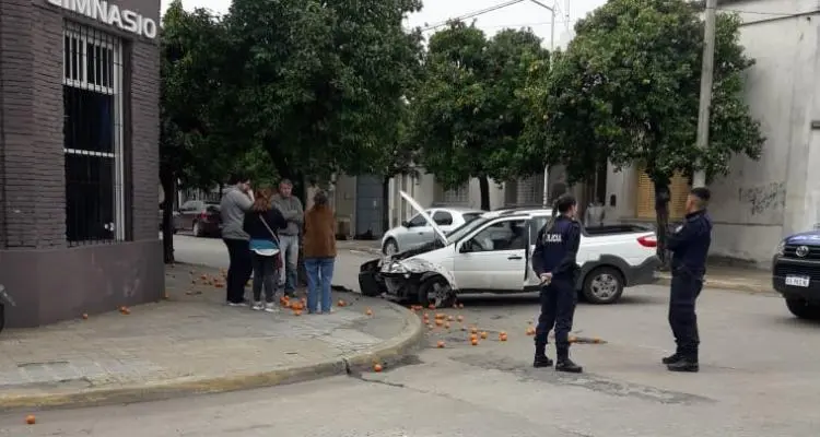 El artista Juanjo D’estéfano chocó contra un árbol de naranjas en Salta y Las Heras
