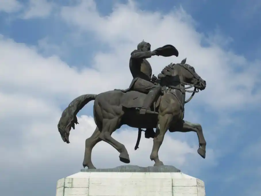 El monumento a San Martin que fue costeado por los vecinos de Lomas de Zamora