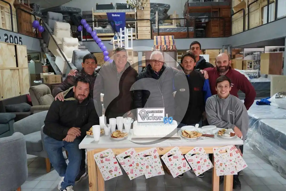 Luis Ale, rodeado de los demás trabajadores de Ocasiones Víctor