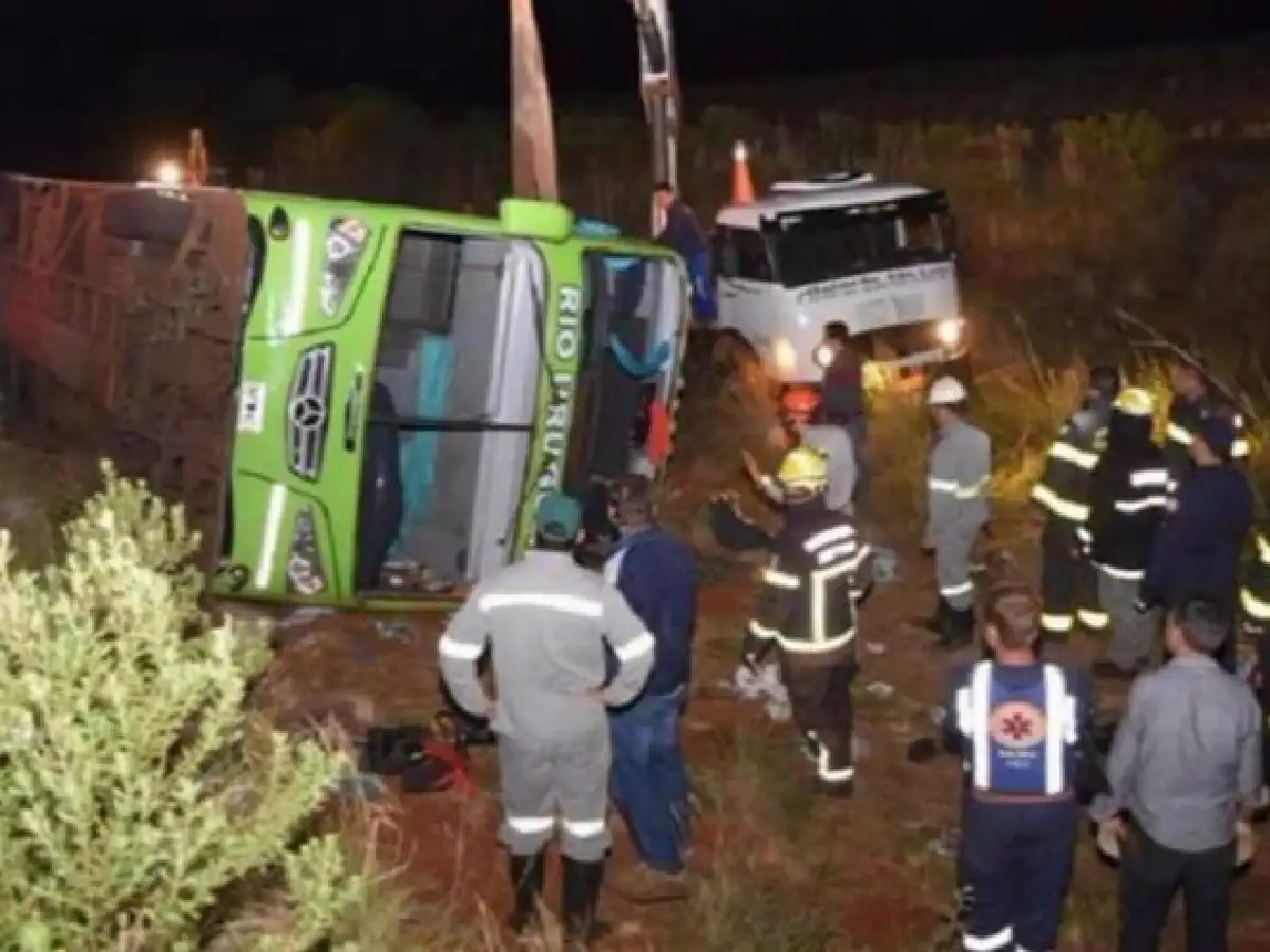 Volcó un micro con egresados argentinos en Brasil: 3 muertos
