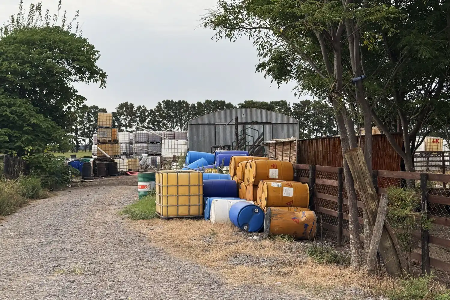 Del lugar secuestraron gran cantidad de combustibles y lubricantes.