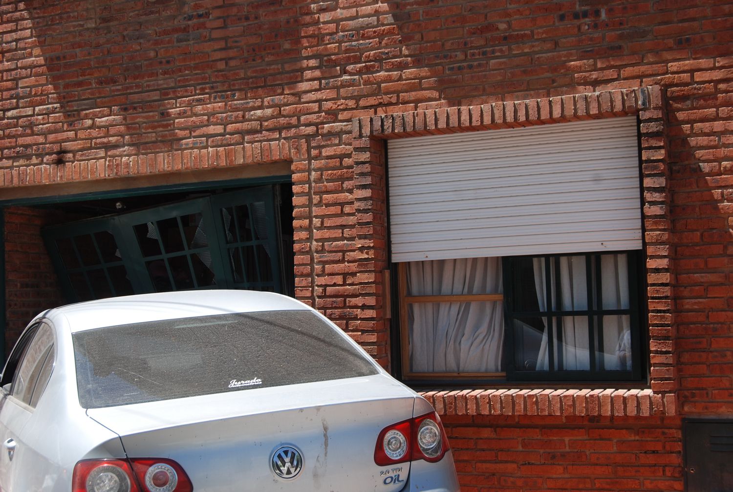 Chocó y terminó con el auto incrustado en un garage