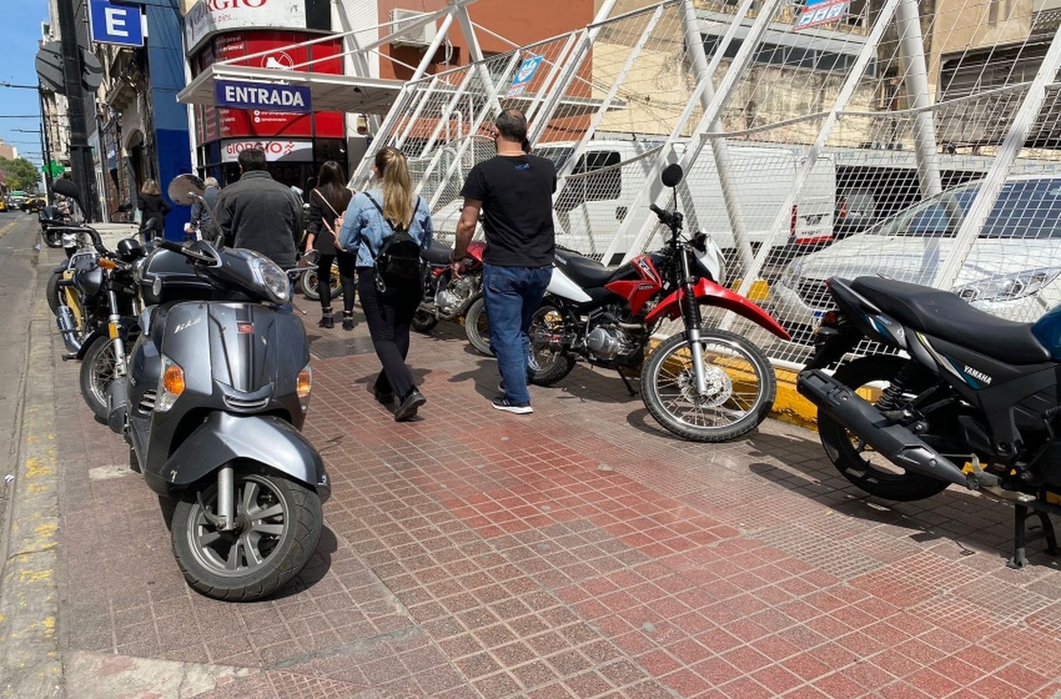 Motos estacionadas en las veredas de Rosario: una carrera de obstáculos para los vecinos, hartos de la falta de control
