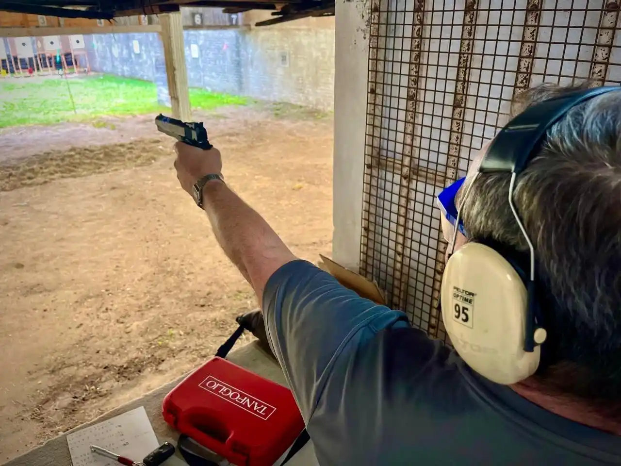 Ariel Villanueva durante la prueba de pistola 11.25mm.