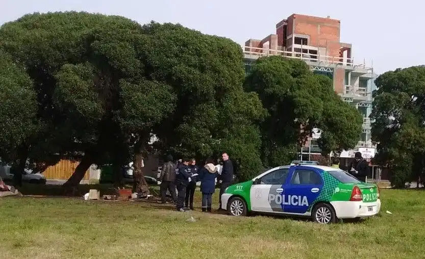 Mar del Plata: Hallan sin vida a una mujer en situación de calle en un terreno baldío
