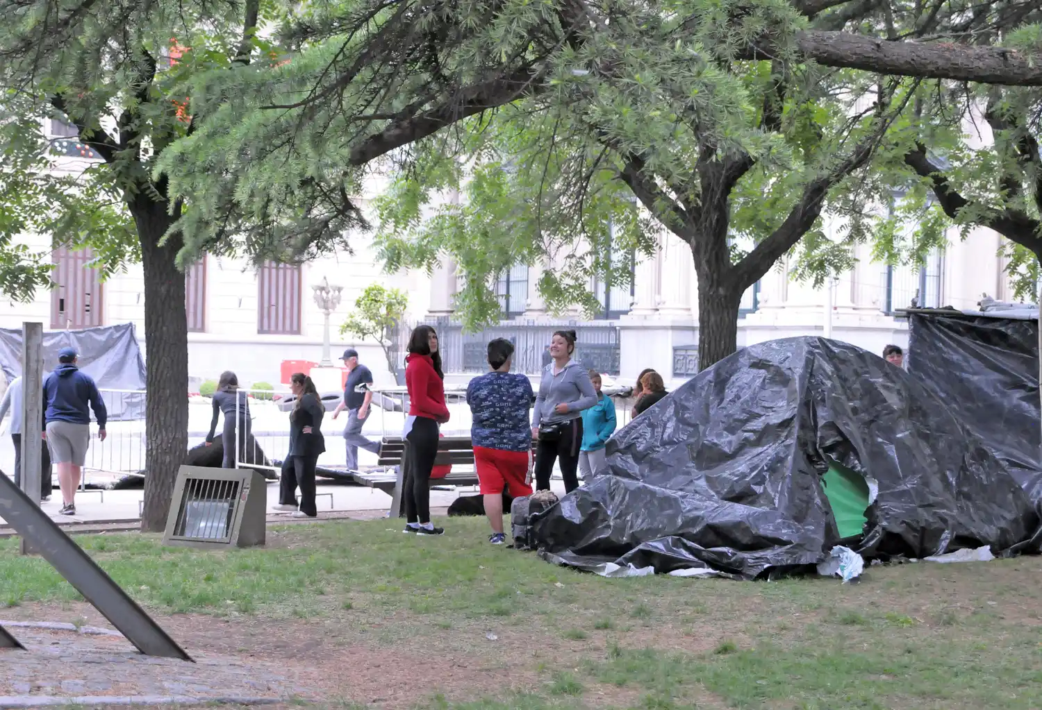 Sigue el acampe frente al Municipio, a la espera de avances en la causa