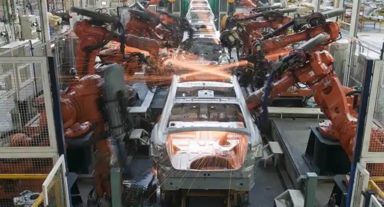 Según el INDEC, la industria se contrajo un 8%, su peor caída en 2016