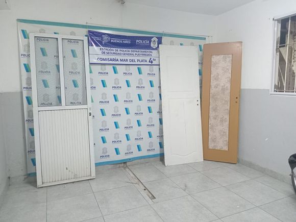 Un manija: detuvieron a un hombre que robó tres puertas de una casa en refacción