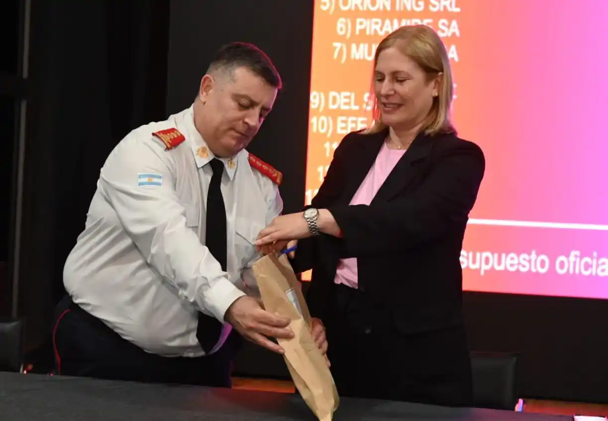 Con la presencia de la vicegobernadora se abrieron los sobres de las 13 ofertas para la construcción del nuevo Centro de Entrenamiento de la Federación Santafesina de Bomberos Voluntarios. Foto: GSF