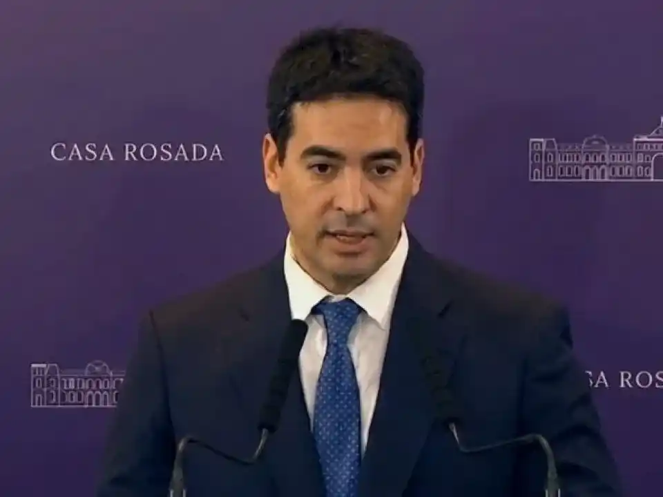 Debutó el nuevo vocero presidencial: “Estamos a mitad de camino, pero es por acá”