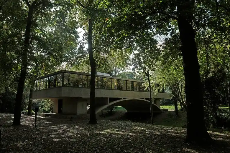 Casa sobre el Arroyo o Casa del Puente.