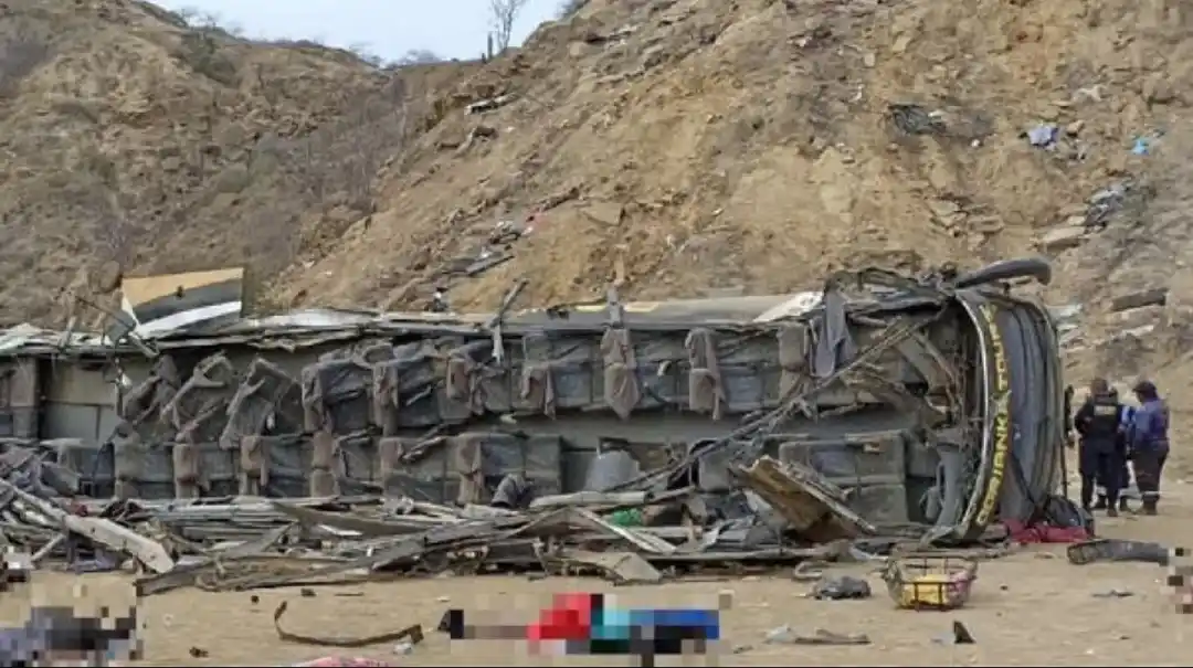 Un micro que transportaba 60 pasajeros cayó al vacío en el desierto de Piura y hay al menos 25 muertos