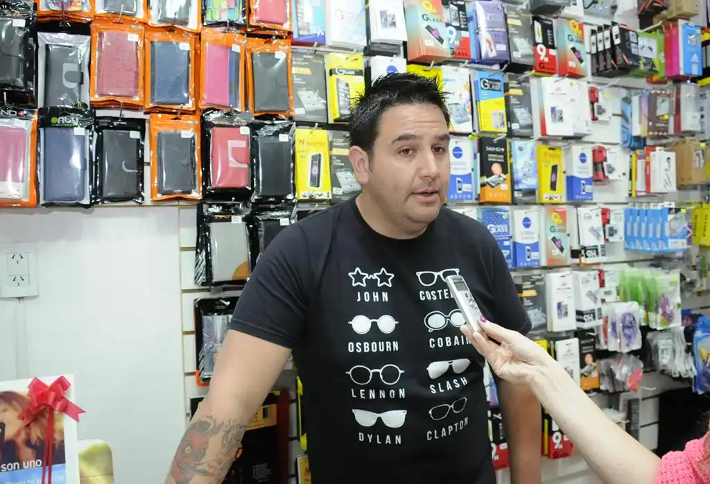 Roban más de cien mil pesos en mercadería de local céntrico de celulares