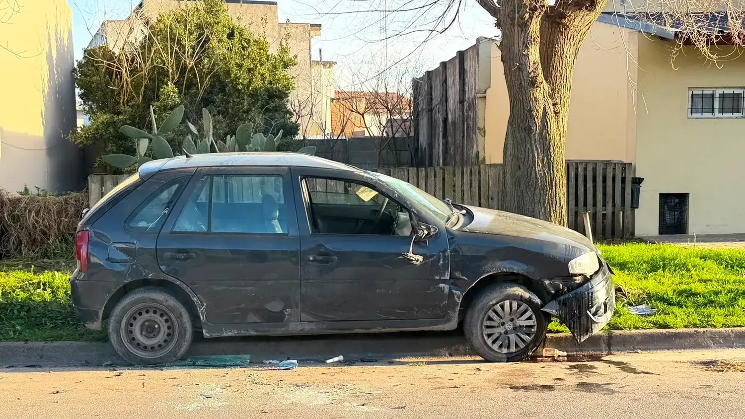 Iban discutiendo, chocaron contra un árbol y volcaron: el conductor no tenía registro y dio positivo de alcohol