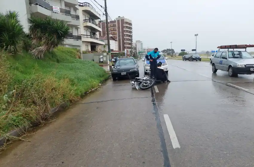 Iba borracha en moto y chocó con un auto estacionado