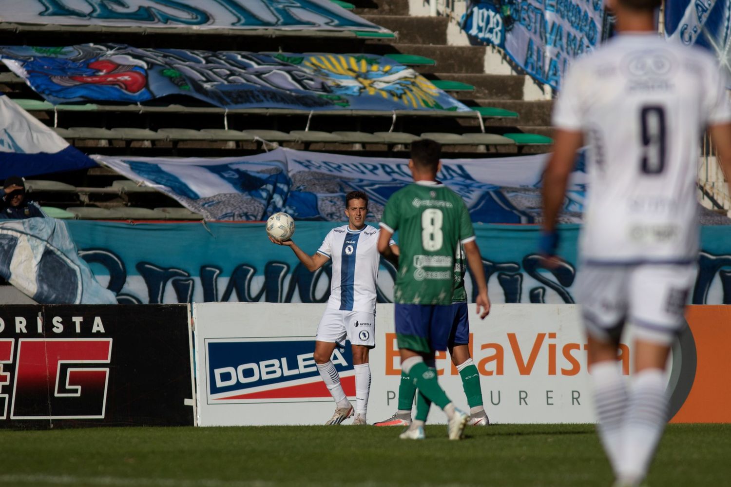 Mariano Bettini a punto de sacar el lateral.