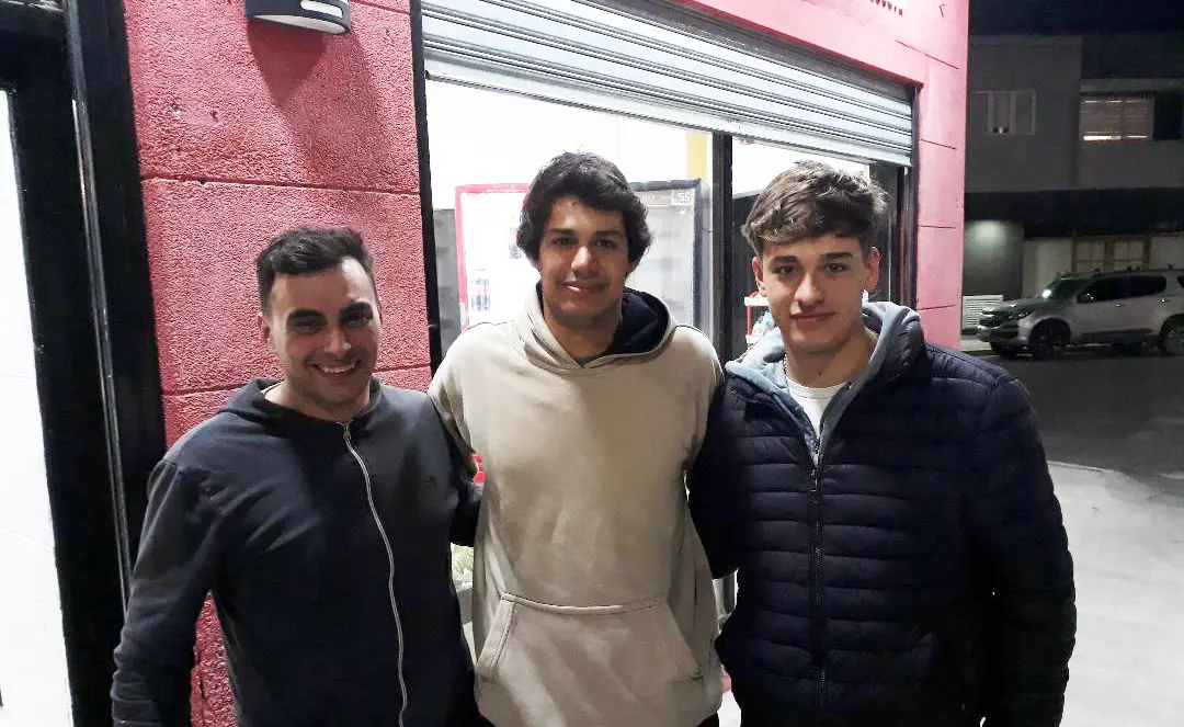 Unidos. En la previa a su debut en la Promocional APSE, Claudio Calla (hijo) posa junto a Agustin De Croce y Valentino, su hermano