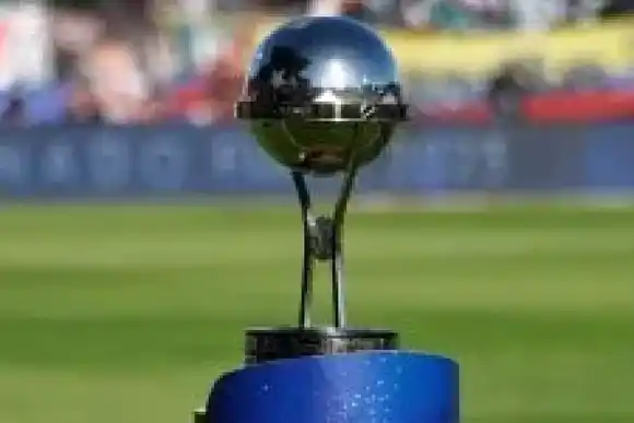 Victorias de Argentinos y Defensa en el inicio de la Copa Sudamericana.