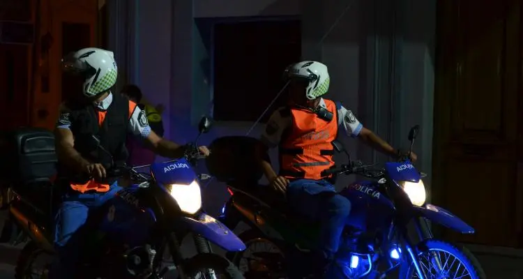 Motopolicías detuvieron a un arrebatador de 17 años mientras se fugaba
