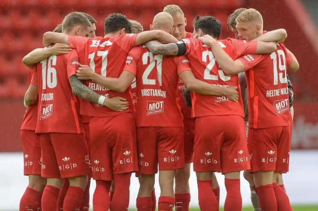 Escandalo: futbolistas noruegos hicieron una orgía en el estadio tras el partido