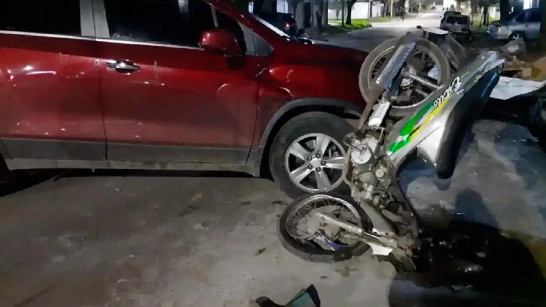 Entraba el auto en su garaje cuando una moto lo chocó violentamente