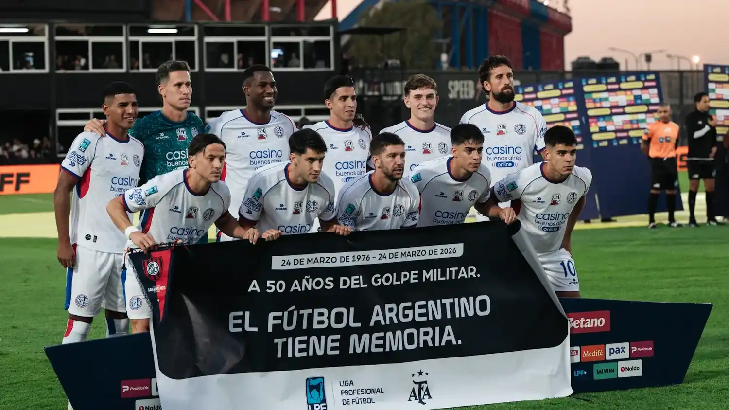 La formación inicial de San Lorenzo en cancha de Riestra, con las tribunas del Nuevo Gasómetro de fondo.