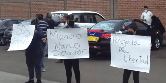 Con desagrado y rechazo migrantes venezolanos recibieron a Jorge Arreaza en Perú