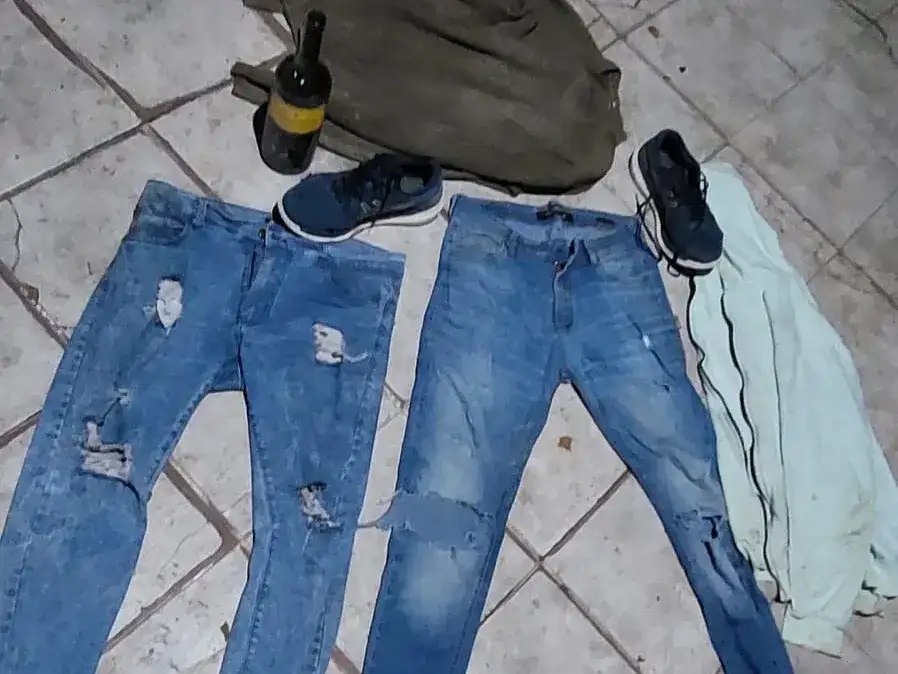 Por el robo a una despensa, le allanaron la casa a dos personas y les secuestraron la ropa que tenían puesta