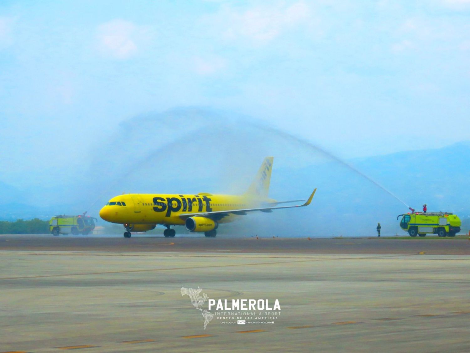Arco de agua para el vuelo inaugural de Spirit Airlines entre Nueva Orleans y Palmerola