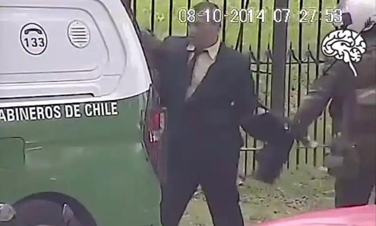 Chile: Graban a Carabineros quitándole el botín a un ladrón de bancos
