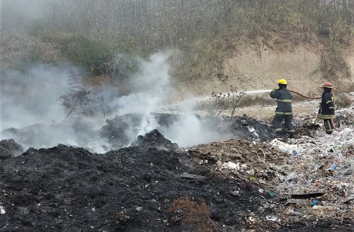 Bomberos sofocó un incendio de basura detrás de la fábrica Celupaper