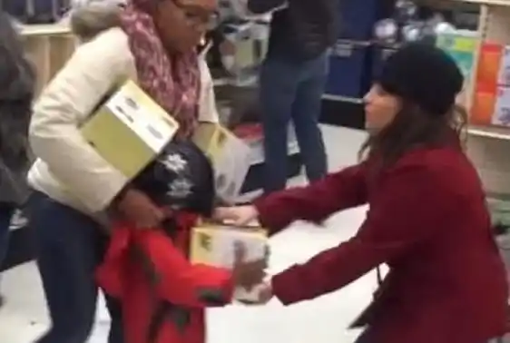 VIDEO: Le saca un producto a un chico durante el Black Friday