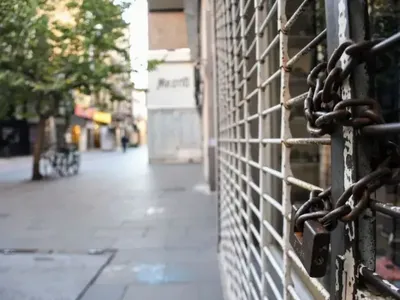 Crisis en el comercio de Rosario: persianas bajas y vidrieras vacías