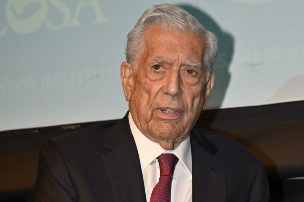 Mario Vargas Llosa, premio Nobel de Literatura, fue hospitalizado por Covid-19